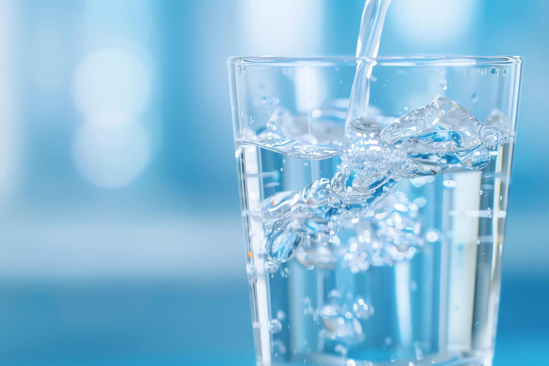 bicchiere d'acqua pulita e cristallina