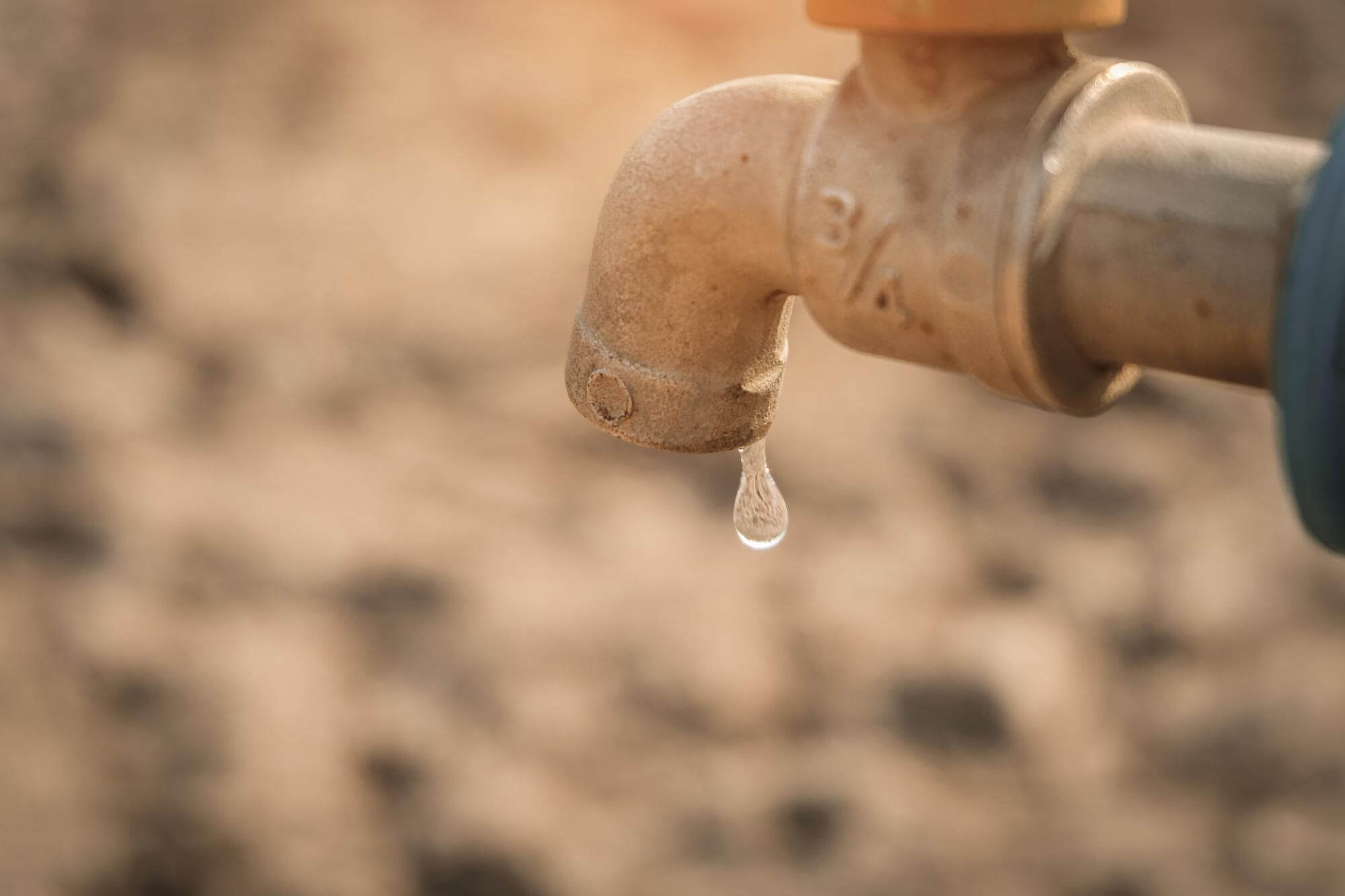 goccia d'acqua che cade da rubinetto chiuso, arca opera in situazioni di emergenza
